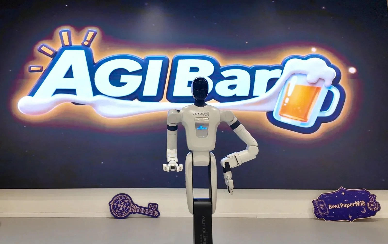 小智机器人在上海 AGI Bar 提供酒饮服务