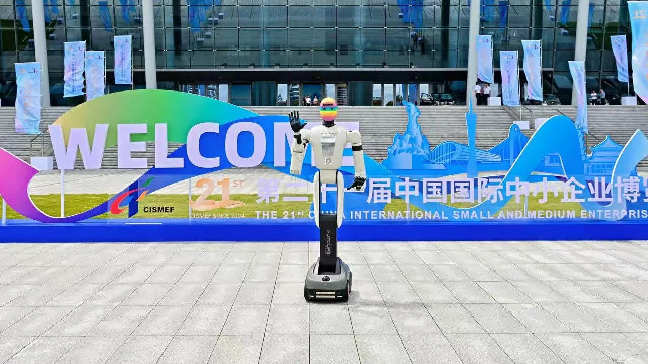 小智机器人在 2026 XAIR Expo 会场外正面展示